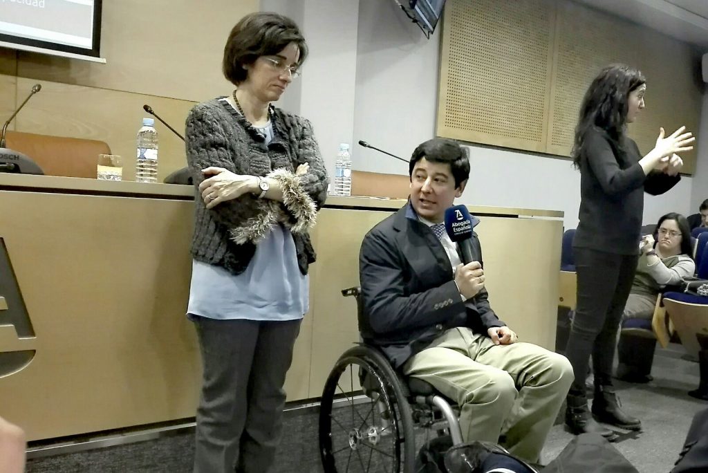 Borja Fanjul en su intervencion junto a Pilar Villarino
