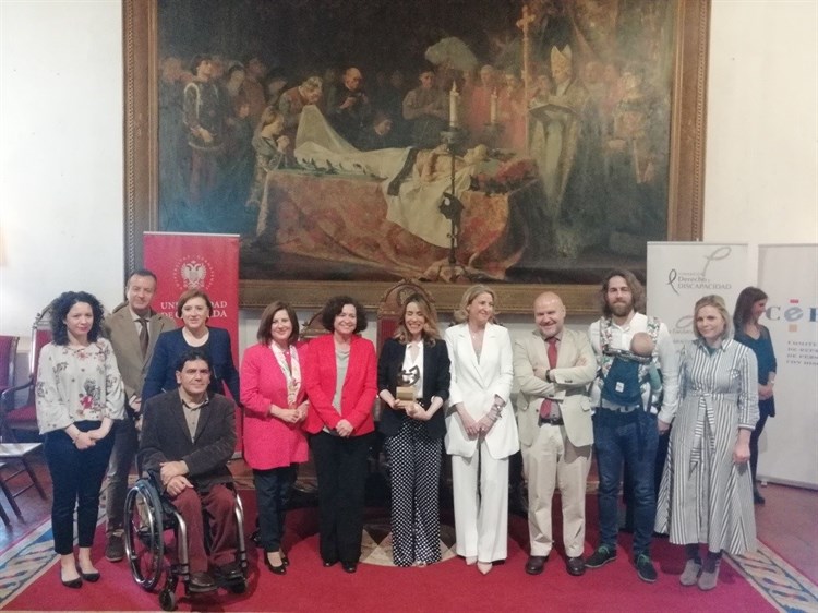 El salón rojo del Rectorado de la Universidad de Granada ha acogido hoy el acto de entrega del VI premio CERMI de Derechos Humanos y Discapacidad, concedido a la doctora en Pedagogía Marta Medina García.
