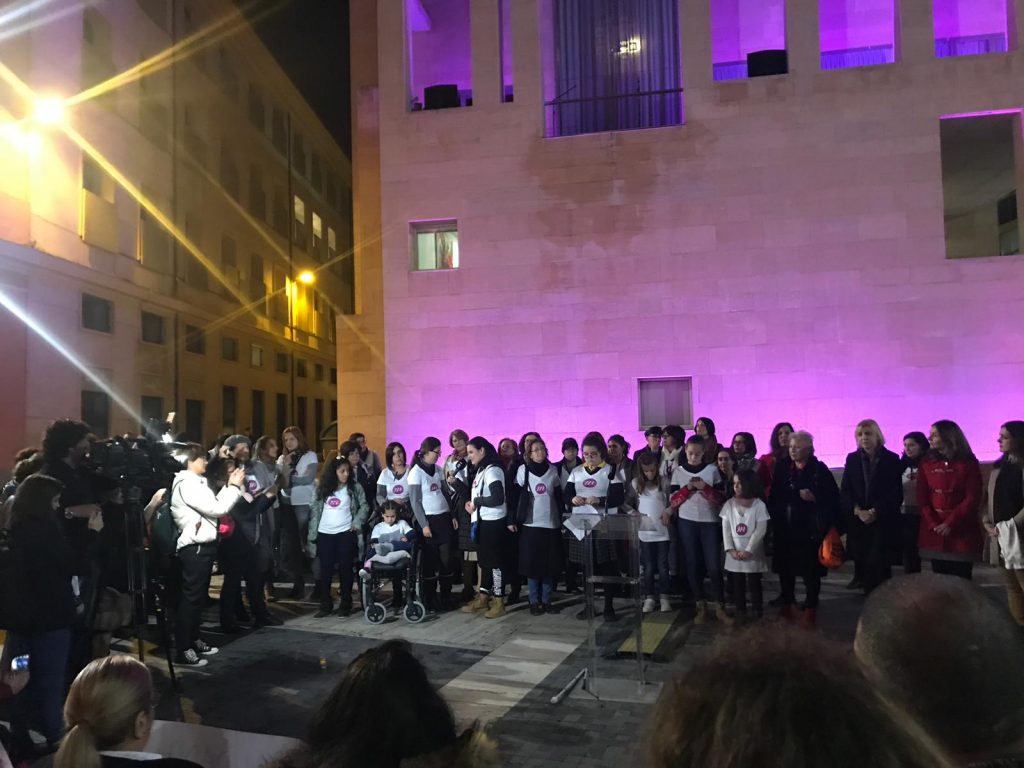 Unas 250 mujeres y niñas con discapacidad se han concentrado este jueves en la ciudad de Murcia para protestar contra la falta de igualdad de oportunidades y la vulneración de derechos que todavía sufre esta parte de la ciudadanía