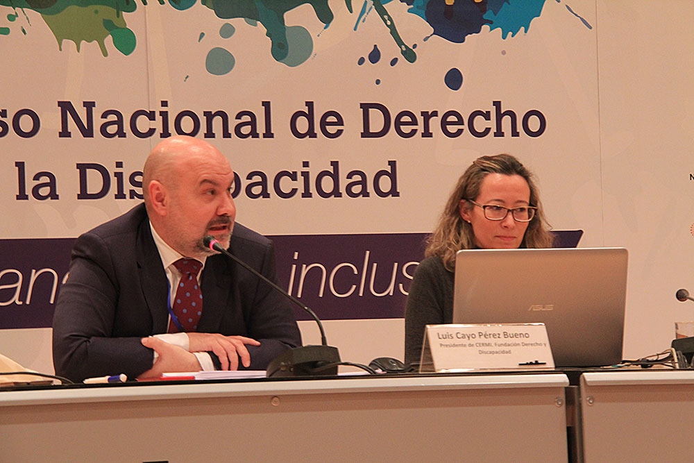 Mesa de debate con Inés de Araoz y Luis Cayo Pérez