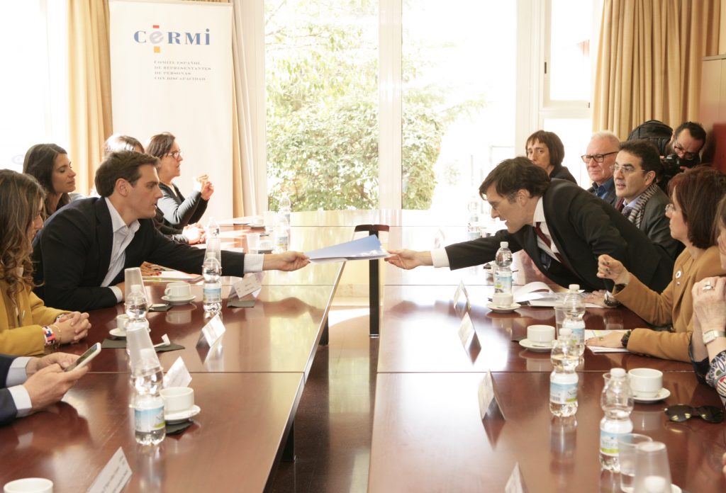 Reunión de trabajo con Albert Rivera durante el encuentro con una delegación del Comité Español de Representantes de Personas con Discapacidad (CERMI)