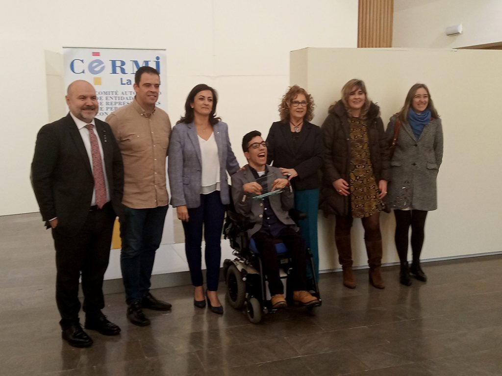 Alex Domínguez, junto con presidenta del Gobierno de La Rioja, Concha Andreu, y representantes del CERMI estatal durante la ceremonia de entrega del premio