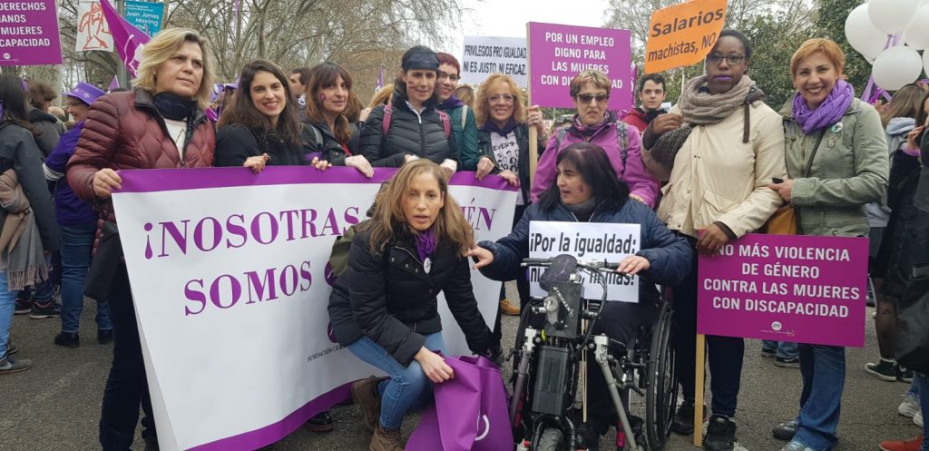 Casi un centenar de mujeres con discapacidad, pertenecientes a diferentes entidades, se han sumado este domingo a la manifestación feminista de Madrid, con el fin de decir “basta” a la “invisibilización social permanente” que sufren, coreando lemas como “las mujeres con discapacidad también somos mujeres”