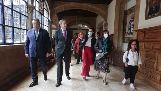 Patronos y patronas de la FDyD junto al alcalde del Ayuntamiento de León, José Antonio Díez Díaz, durante la inauguración de la exposición fotográfica