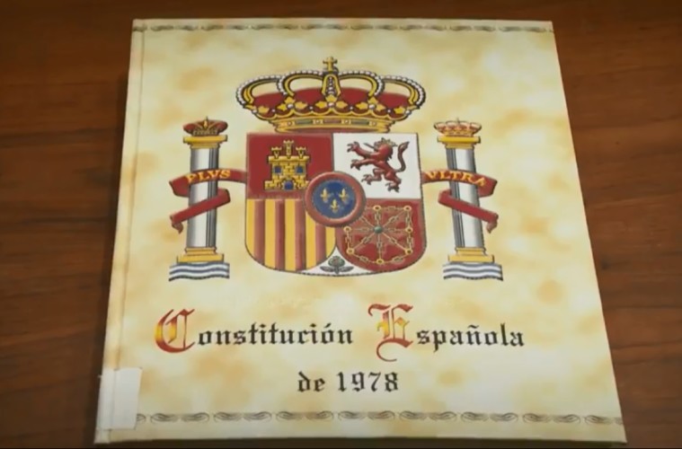 Imagen de la cubierta de la publicación en papel de la Constitución Española