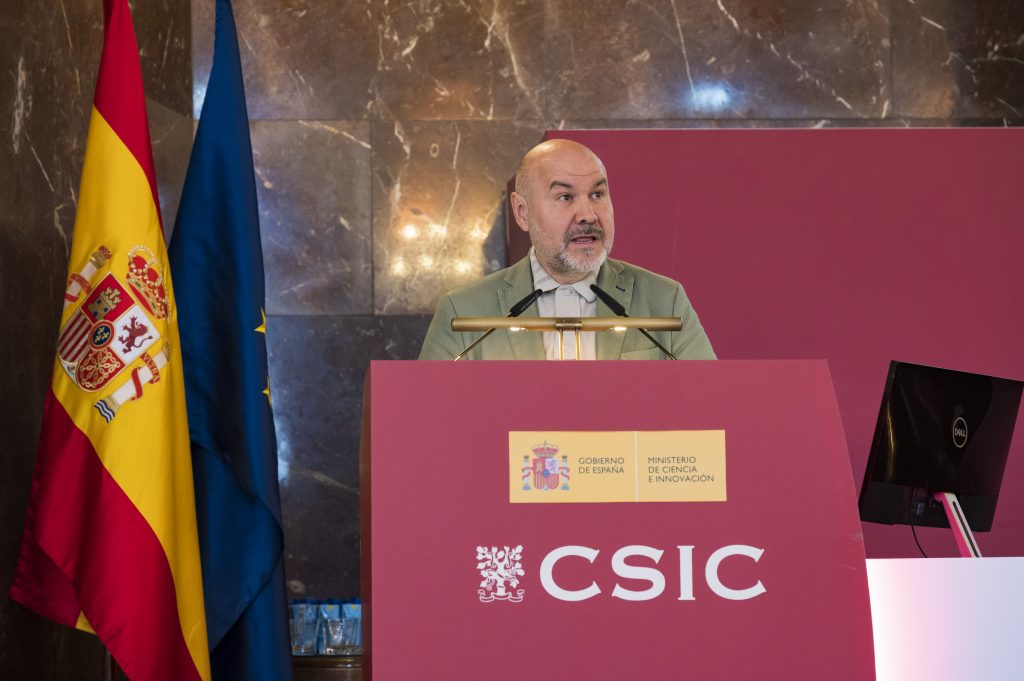 Luis Cayo Pérez Bueno durante su intervención en el CSIC