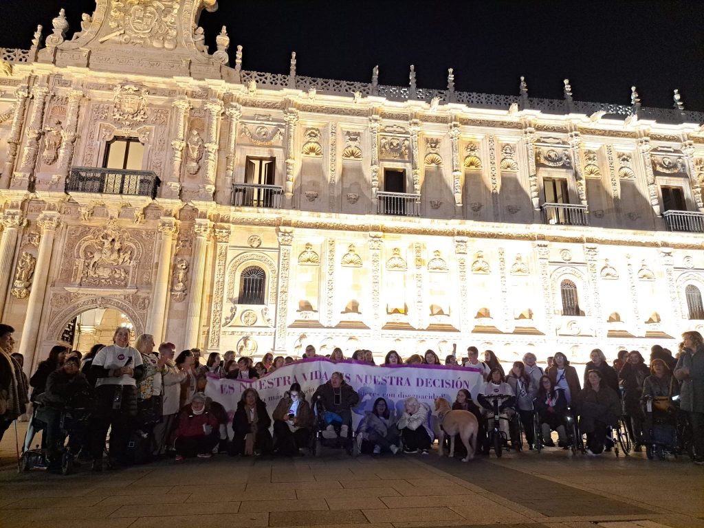 mujeres y niñas asistentes al VI Foro Social que organiza CERMI Mujeres y CERMI Castilla y León en la concentración cívica que condena la violencia machista contra las mujeres