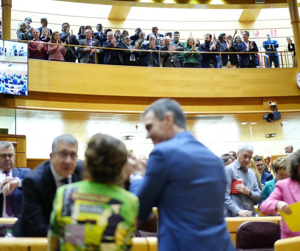 Celebración de la la aprobación por amplia mayoría en el Congreso de la reforma del artículo 49 de la Constitución Española