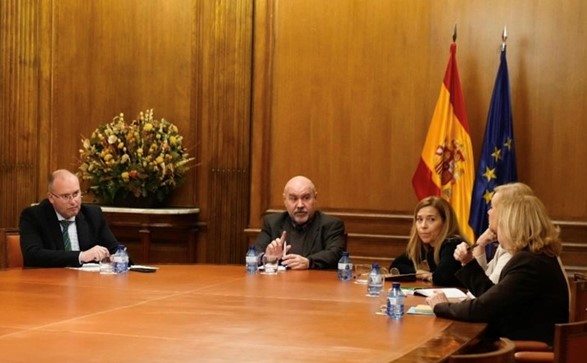 Luis Cayo Pérez Bueno junto al portavoz del Grupo Popular, Miguel Tellado, y la vicesecretaria de Igualdad, Conciliación y Política Social del PP, Ana Alós