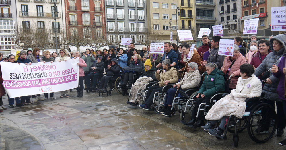 Imagen de la concentración celebrada en la Plaza del Castillo de Pamplona por CERMIN