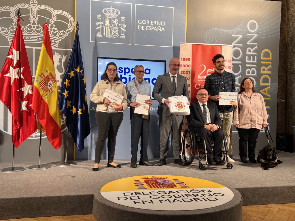 Delegación del Comité de Entidades Representantes de Personas con Discapacidad de la Comunidad de Madrid (CERMI Comunidad de Madrid) haciendo entrega a la Delegación del Gobierno en Madrid de ejemplares de la Constitución Española en formatos accesibles