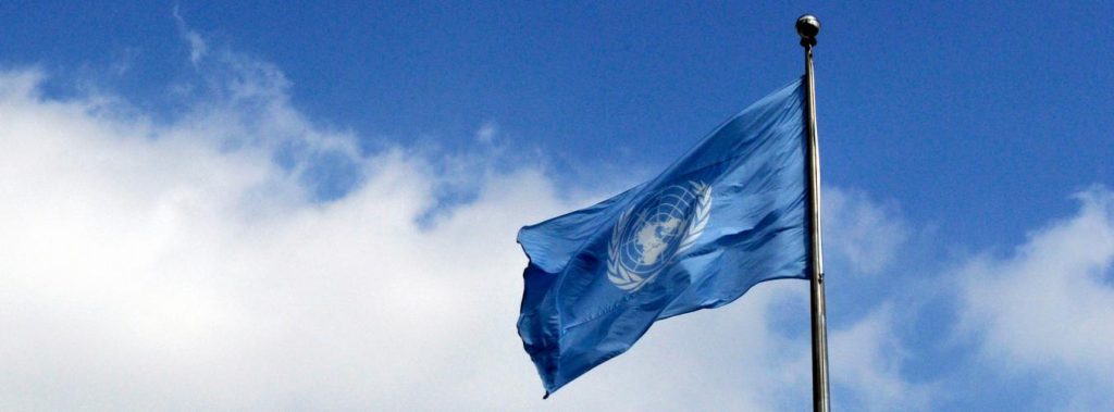 Bandera de la ONU ondeando