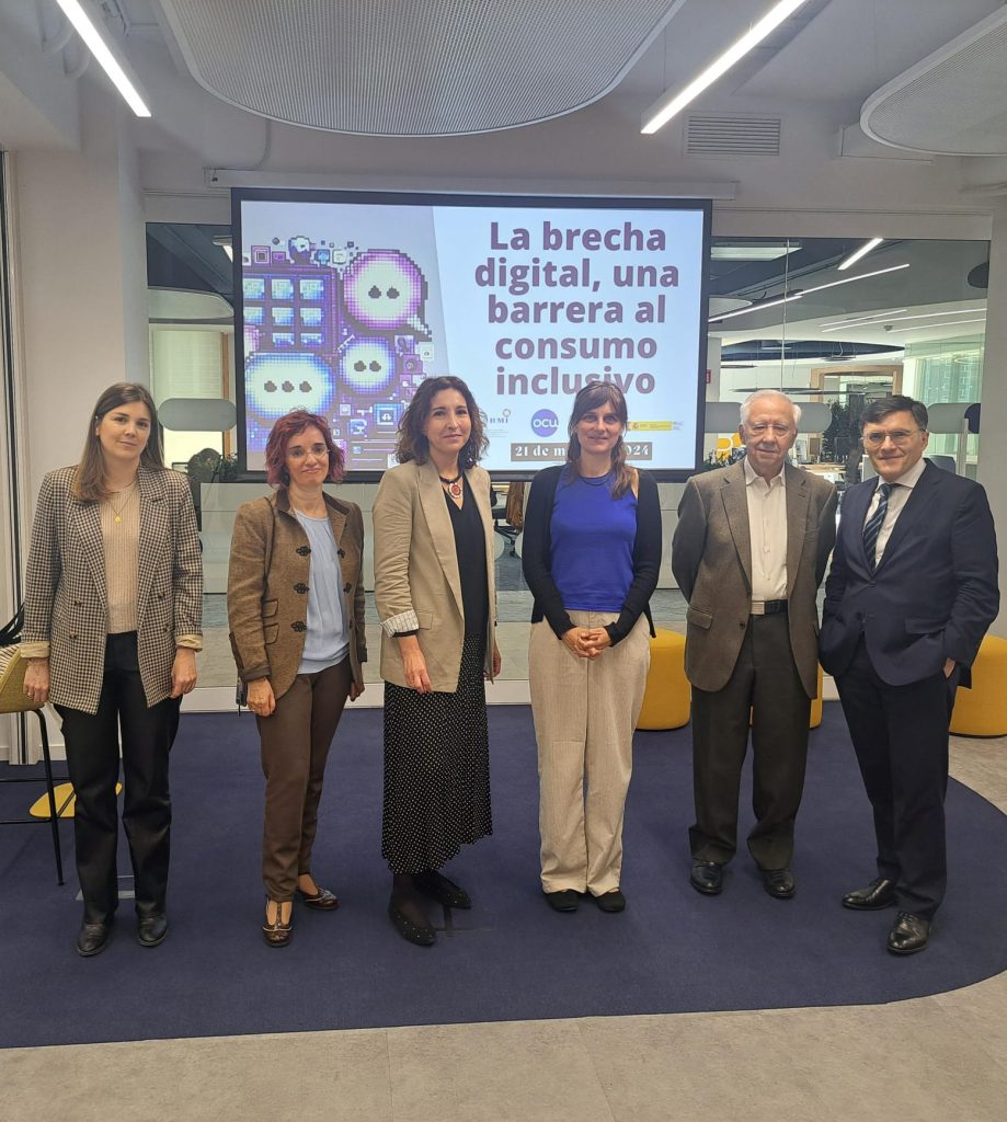 Fotografía de la directora de Innovación Social de Fundación Randstad, María Salsamendi; el secretario general del CERMI, Alberto Durán López; la directora de comunicación y Relaciones Institucionales de OCU, Ileana Izverniceanu; la secretaria general del Consumo y Juego del Ministerio de Derechos Sociales, Consumo y Agenda 2030, Bibiana Medialdea García; y el representante del Mintradigital