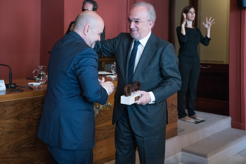 Imagen del acto de entrega del premio cermi.es 2018 al director de la Real Academia Española, Santiago Muñoz Machado