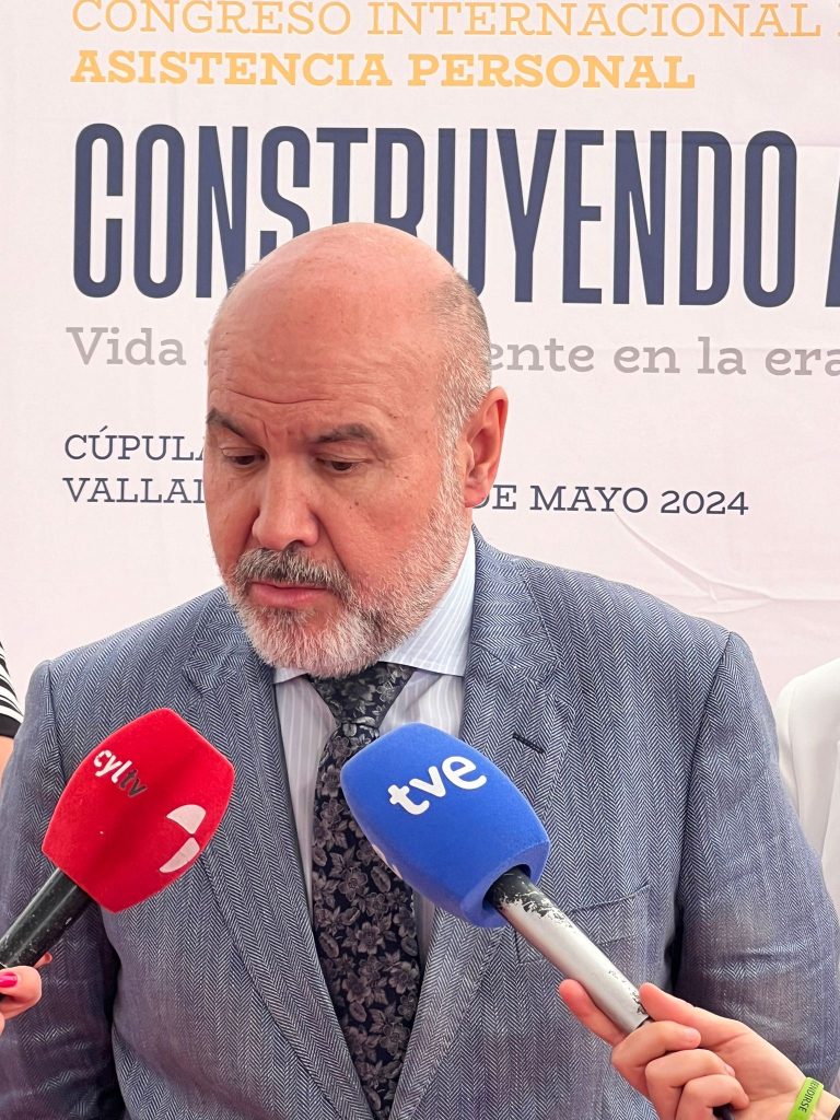 Imagen de Luis Cayo Pérez Bueno, en el Congreso de Valladolid, atendiendo a medios