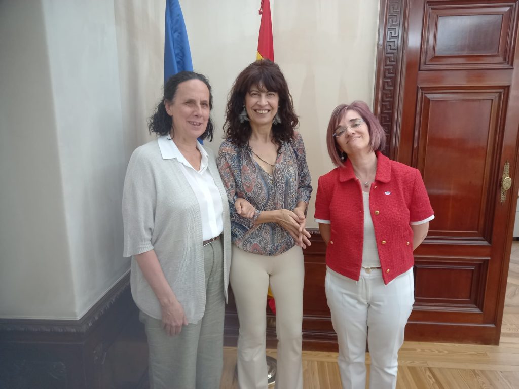 la ministra de Igualdad, Ana Redondo García junto con la secretaria del Patronato de la Fundación CERMI Mujeres, Pilar Villarino y la vicepresidenta ejecutiva de FCM, Ana Peláez