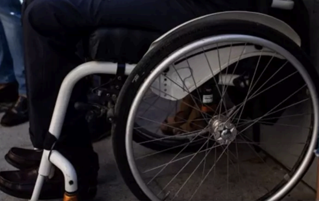 Imagen de recurso de un hombre en silla de ruedas