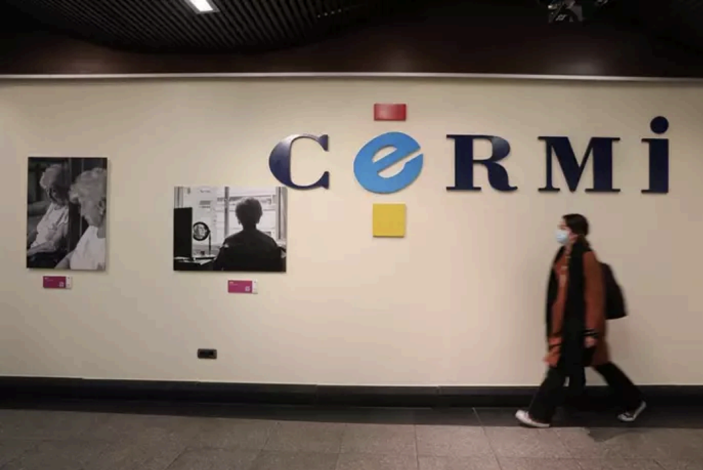 Una mujer en una exposición en la sede del CERMI.