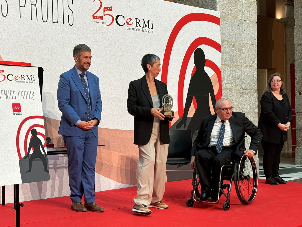 La presidenta de Fundación CERMI Mujeres, Concha Díaz recogiendo el premio