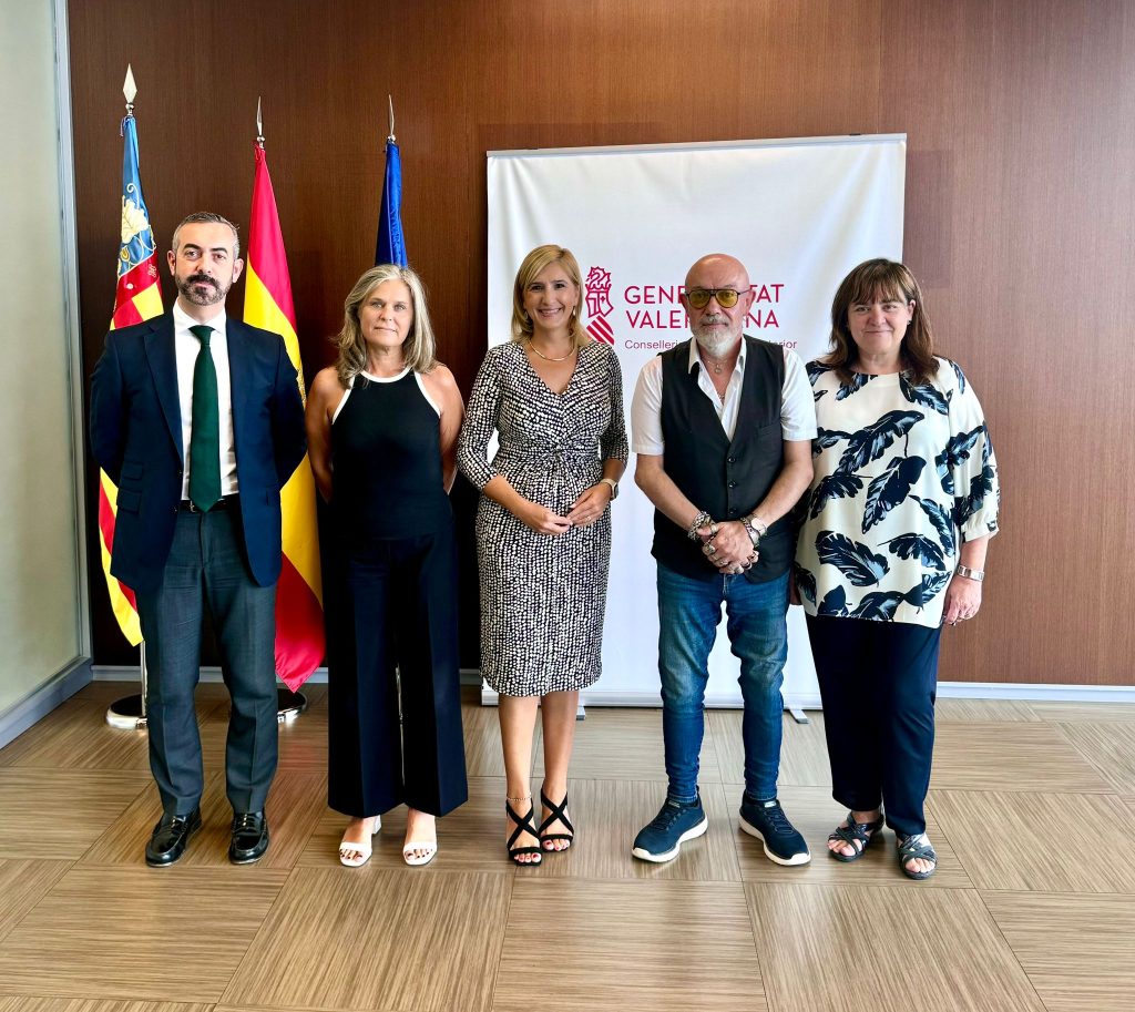 Representantes del Comité de Entidades Representantes de Personas con Discapacidad de la Comunidad Valenciana (CERMI CV) junto con con la nueva Consellera de Justicia, Doña Salomé Pradas Ten, el Secretario Autonómico de Justicia y Autogobierno, D. José Luis Font Barona, y el Director General d'Atenció a les Víctimes i Accés a la Justícia, D. Javier Soler Flores