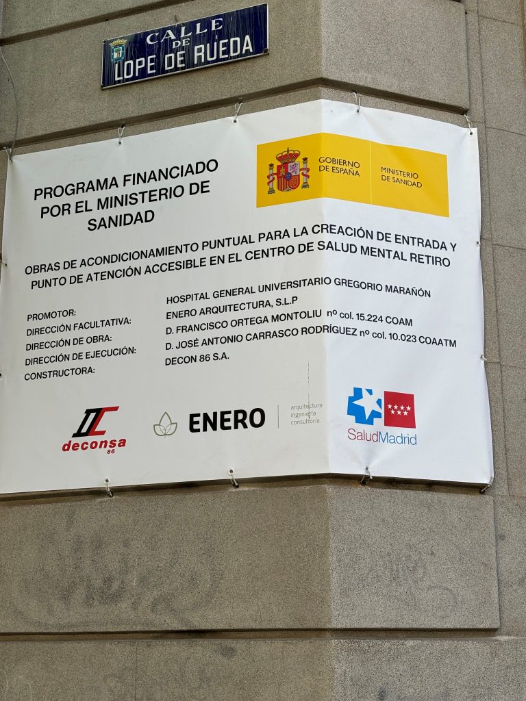 Cartel de las obras de acondicionamiento en la calle Lope de Rueda