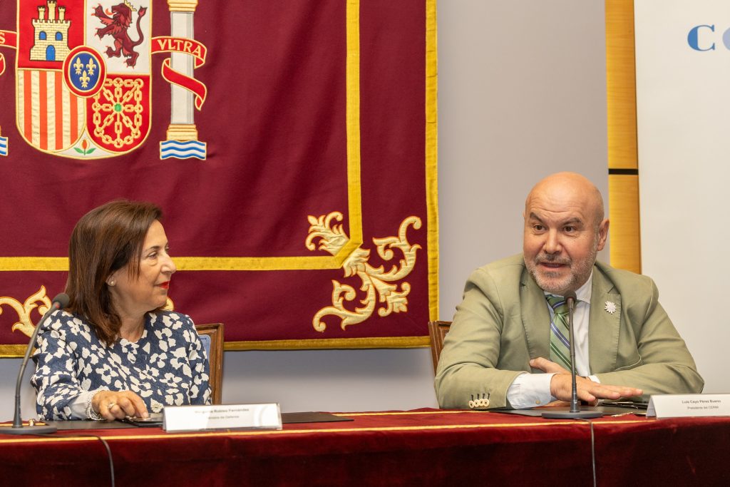 el presidente del CERMI, Luis Cayo Pérez Bueno junto a Margarita Robles Fernández