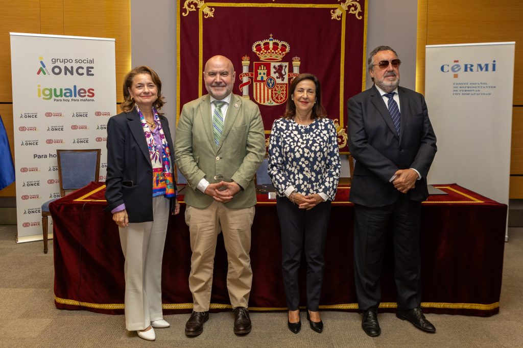 Fotografia de el presidente del CERMI, Luis Cayo Pérez Bueno, el presidente de la Fundación ONCE, Miguel Carballeda Piñeiro, Margarita Robles Fernández y María Antonia Sánchez Tabanera