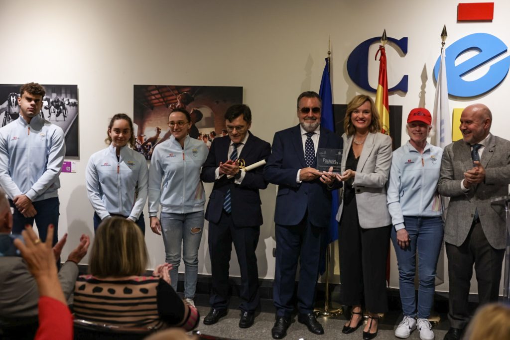 Fotografia de la ministra de Educación, Formación Profesional y Deportes, Pilar Alegría, el presidente del CERMI Estatal, Luis Cayo Pérez Bueno; el presidente del Comité Paralímpico Español (CPE), Miguel Carballeda; el vicepresidente del Comité Paralímpico Español, Alberto Durán, entre otras autoridades, junto con algunos deportistas paralímpicos en la entrega del premio cermi.es