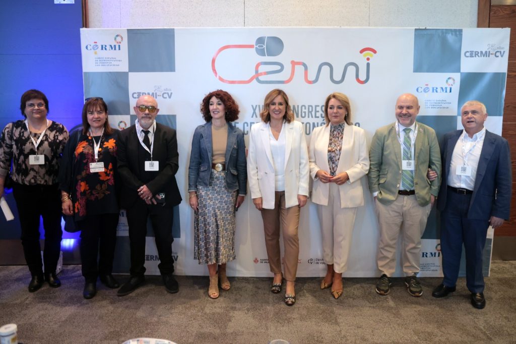 Fotografía de la inauguración del Congreso de CERMIS autonómicos, entre los fotografiados estan el presidente del CERMI CV, Luis Vañó Gisbert; del presidente del CERMI Estatal, Luis Cayo Pérez Bueno; de la alcaldesa de Valencia, María José Catalá; y la diputada del área de Bienestar e Inclusión social y salud pública de la Diputación de Valencia, Inmaculada González Martorell.