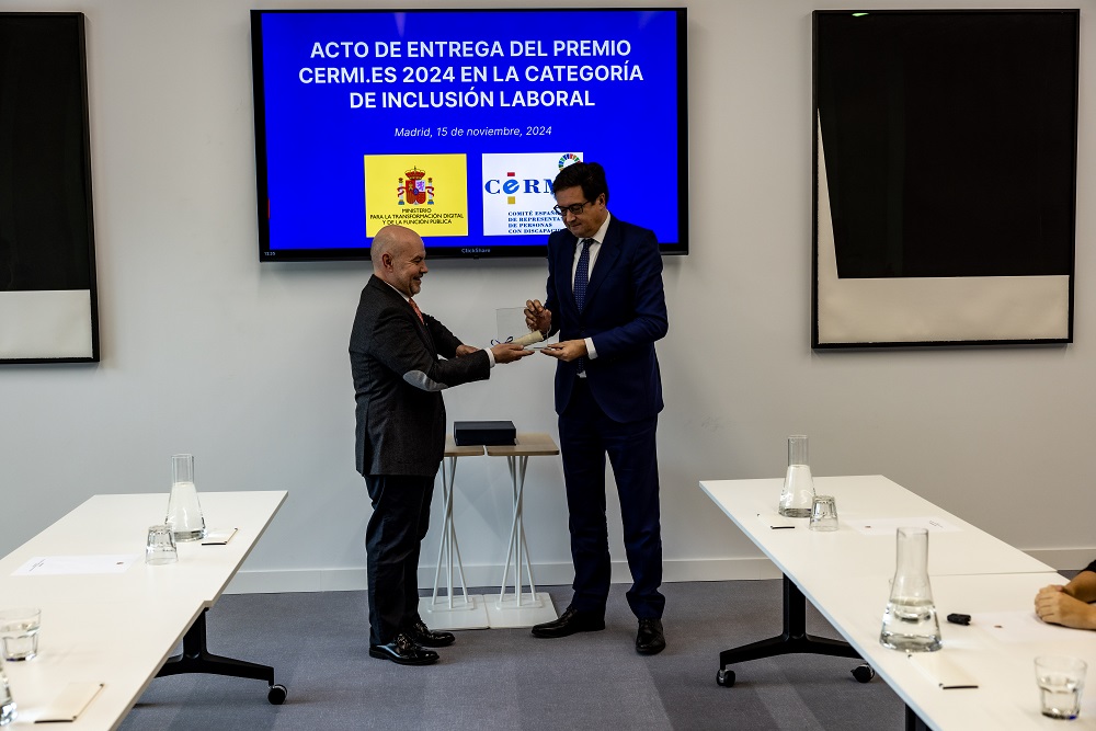 Imagen de la entrega del premio cermi.es al Ministerio para la Transformación Digital y de la Función Pública por impulsar la inclusión laboral de las personas con discapacidad en el empleo público