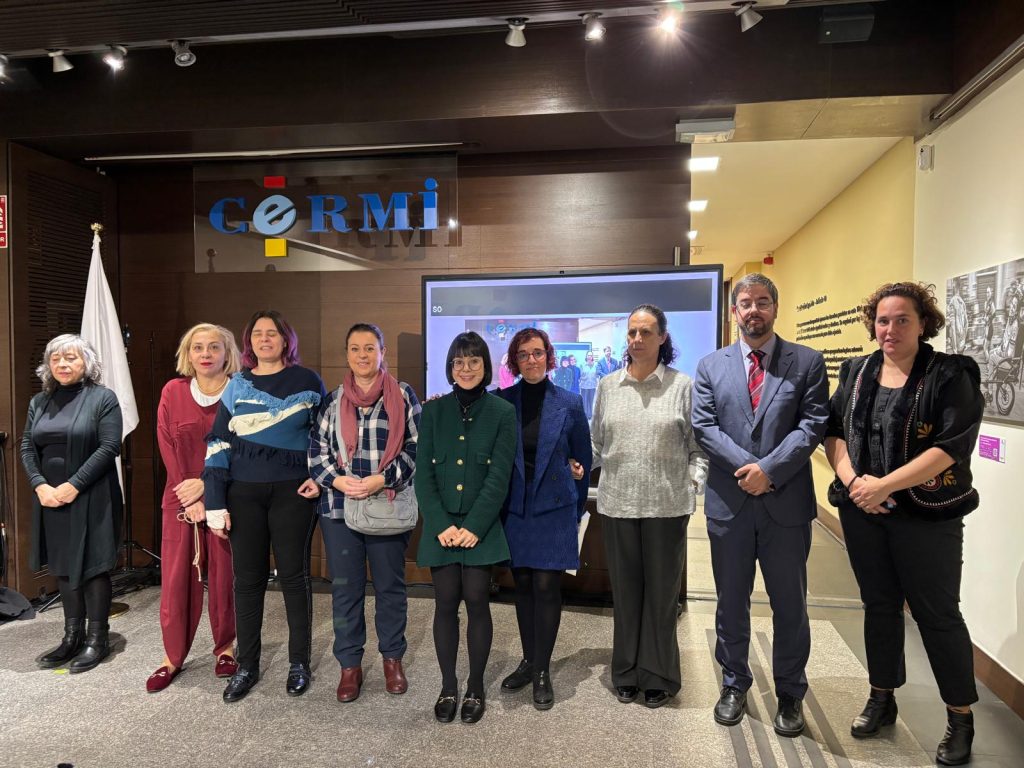 Foto de familia de la FCM en el salon de actos del CERMI 