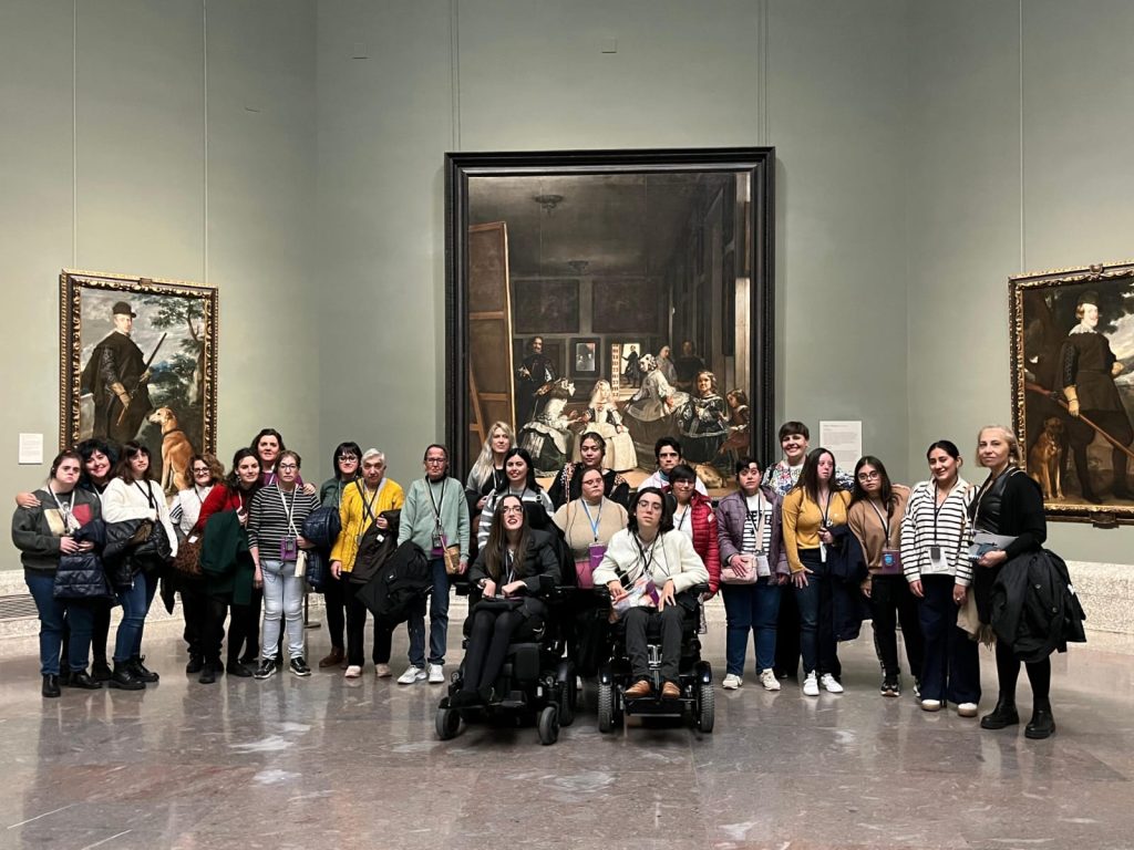 grupo de mujeres con discapacidad durante la visita al museo Del Prado