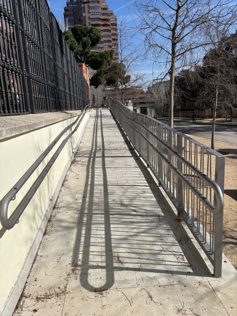 Fotografía de la nueva rampa de acceso al Pabellón de los Jardines de Cecilio Rodríguez