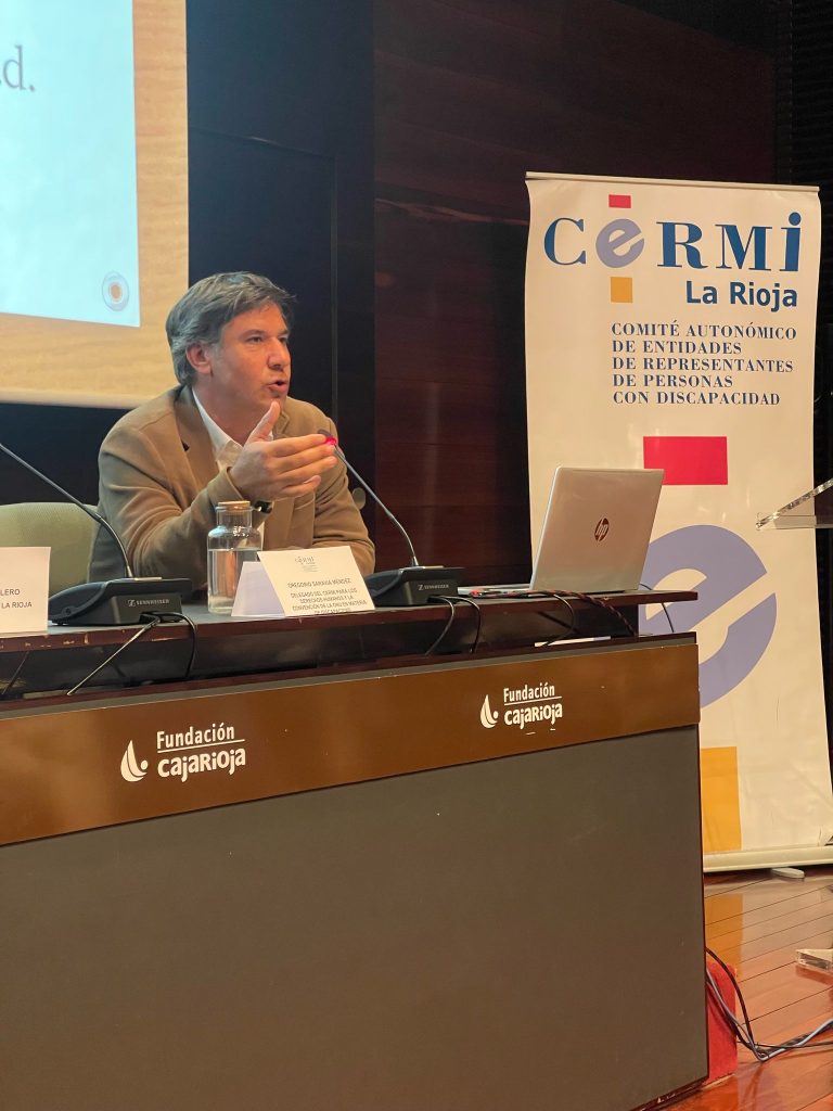 Gregorio Saravia en la jornada "La inteligencia Artificial y su impacto en las personas con discapacidad y su entorno", organizada por el CERMI La Rioja en la ciudad de Logroño