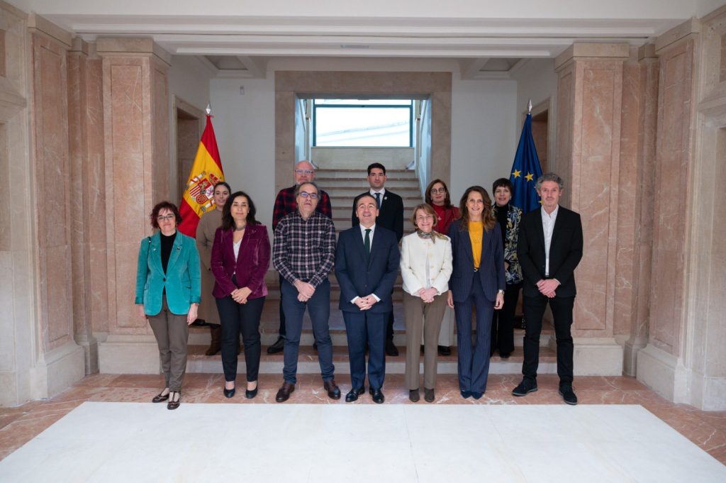 Foto de familia de la Reunión de la sociedad civil con el ministro de exteriores Jose Manuel Albares