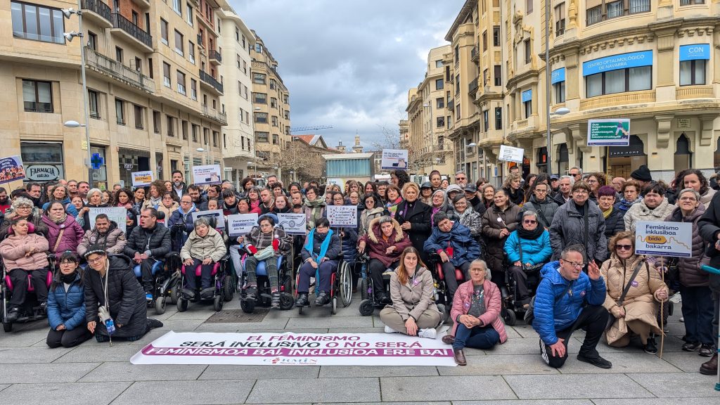 Imagen de la concentración en Navarra en el monumento al encierro